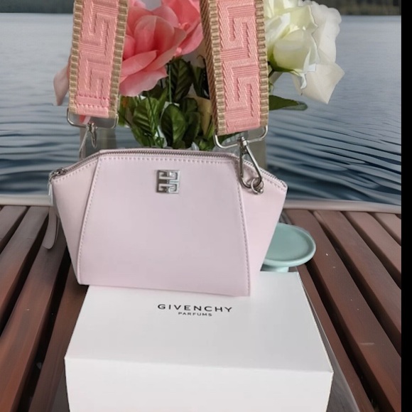 Givenchy - Picture 1 of 7